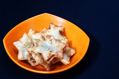 Bir kase Aloo Puff Pastası üzerine yıldız şeklinde dizayn konmuş ve domates sosuyla servis edilmiş..