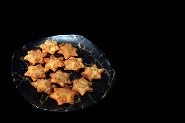 Altın Çıtır Aloo Puff Yıldızları Entellektüel Kara Mermer Üzerinde Kutlamalar İçin Zorunlu!