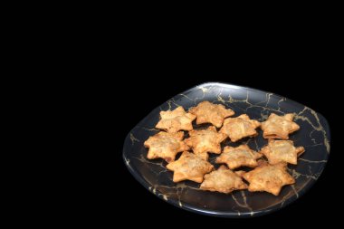 Parlak Kara Mermer Üzerinde Parlak Yıldızlı Aloo Puf Börekleri - Nihai Parti Muamelesi!