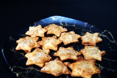 Kıtır ve Altın Aloo Puff Yıldızları Zarif Kara Mermer Şenliklere Uygun Bir Şölen!