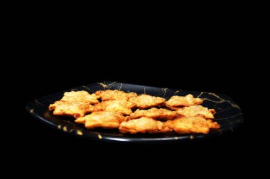 Altın parıltılı Starry Aloo Puff Pastaları - Her Tatil Masasına Çarpıcı Bir Ek!