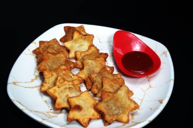 Lezzetli Domates soslu Flaky ve Golden Aloo Puffs Zarif Toplantılar İçin Zorunlu Olmalı!