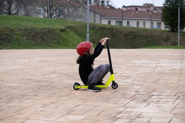 Little Girl Red Helmet Sitting Her Scooter Skatepark Lifestyle — Stok Foto