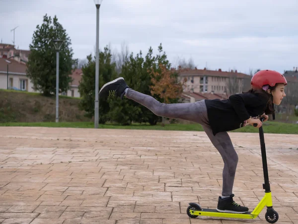 Little Girl Performing One Leg Trick Her Scooter Skatepark Lifestyle — Stock Fotó