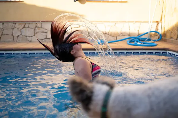 Zijaanzicht Van Jong Vrouwtje Zwemkleding Met Gesloten Ogen Zwembad — Stockfoto