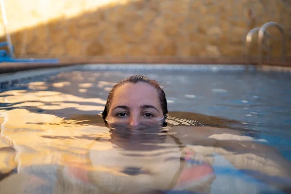 Jovem Mulher Séria Roupa Banho Olhando Para Câmera Enquanto Nadava — Fotografia de Stock