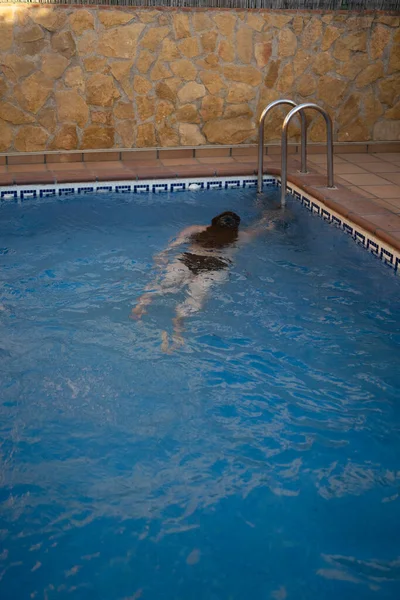 Mujer Joven Nadando Bajo Agua Piscina Hacia Escalera —  Fotos de Stock