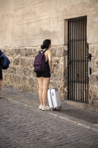 Granada, Granada, İspanya - 05 Ağustos 2023: Granada 'da kalacak yer arayan bavullu genç turist