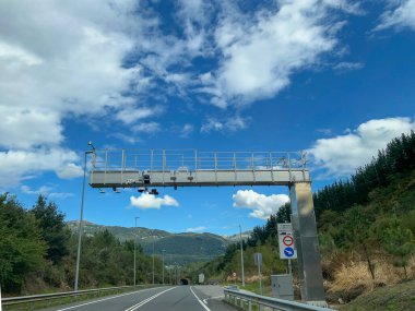 Altube, Alava, İspanya - 18 Eylül 2023: Eski otoyol gişelerinin yerini alan yeni ödeme kemerleri Bask Ülkesi 'nin coğrafyasını işgal ediyor. Yüksek kalite fotoğraf