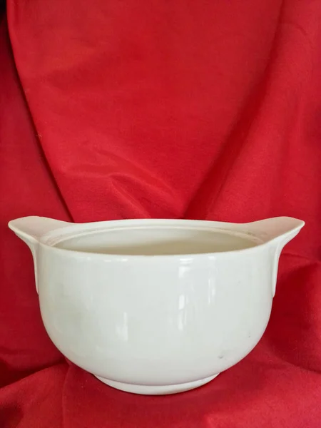 白色陶瓷砂锅特写的红色背景下静止不动的生活 — 图库照片