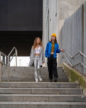 Genç aşık bir çift şehirde yürürken konuşuyor. Sevgililer Günü konsepti