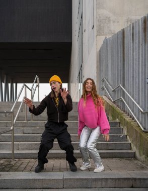 Sokakta sokak kıyafetleriyle dans eden gençler. yaşam tarzı konsepti