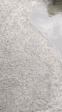 Yüzey köpüğü bir atık su arıtma tesisinin tortu tankında yavaşça çözünüyor. Katıların yerleşim ve köpük azaltma sürecini gösteriyor.