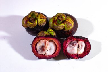 İki taze mangosen ve bir de taze beyaz et kesiği.