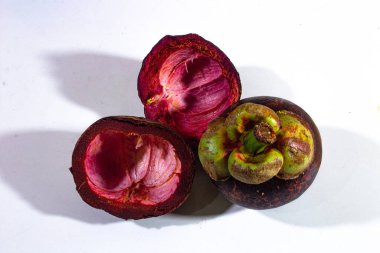 İki mangosteen derisi ve bir mangosteen. arkaplan