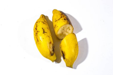 Bir muz kesimi ikiye ve bir bütün halinde, sade fondo blanco üzerine