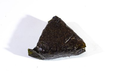 Geleneksel Japon yemekleri, üçgen onigiri, sade beyaz arka planda servis edilir.