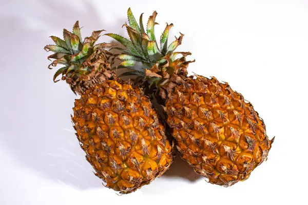 Yaprak sapları olan taze bir ananas.