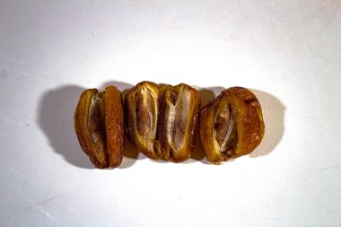 Ortada kesilen birkaç tarih paralel olarak düzenlenmiştir.