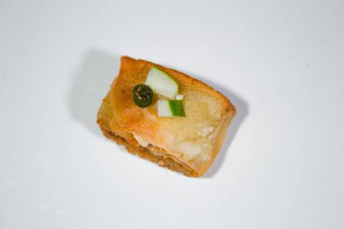 Sade beyaz arka planda servis edilen kızarmış tavuk.