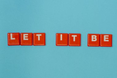 Mavi arkaplanda kırmızı plastik harflerle yazılsın.