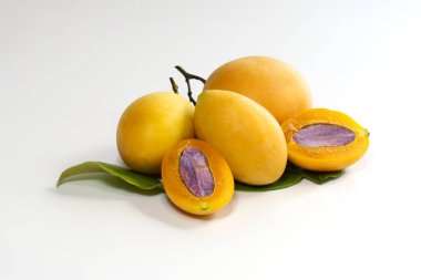 Taze sarı Marian eriği, (Bouea makrophylla Griffith), olgun erik mangosu beyaz arka planda izole edilmiş..