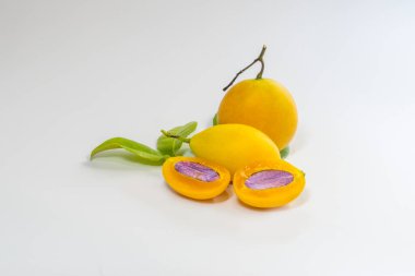 Tatlı olgun bouea makrophylla, beyaz arka planda izole edilmiş erik mango yığını.