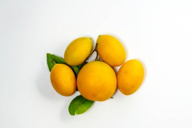 Olgun Bouea Makrophylla 'nın üst görüntüsü, beyaz arka planda izole edilmiş erik mango yığını..