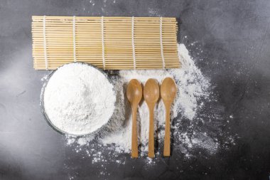 Her amaca hizmet eden un ve üç boş tahta kaşık.