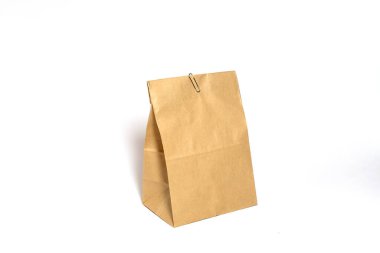 Kraft kese kağıdı beyaz arka planda izole edilmiş. ticari konteyner paketleme hediyesi
