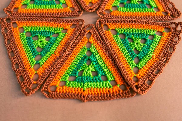 Vista Próxima Triângulos Crochê Tons Verde Laranja Dispostos Círculo Sobre — Fotografia de Stock