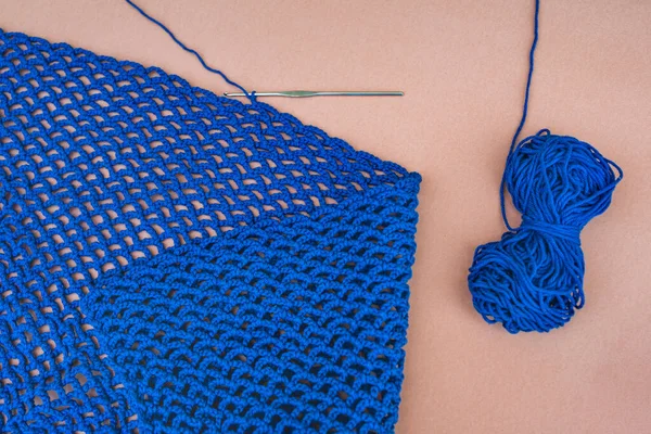 Blaues Gefaltetes Häkelnetz Mit Einem Haken Der Schlaufe Und Einem — Stockfoto
