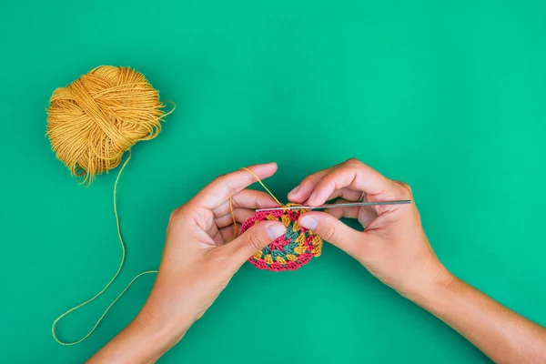 Vue Des Mains Faisant Motif Rond Crochet Sur Fond Vert Photos De Stock Libres De Droits