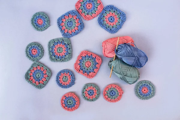 Padrões Crochet Quadrado Redondo Três Novelos Algodão Com Gancho Madeira — Fotografia de Stock