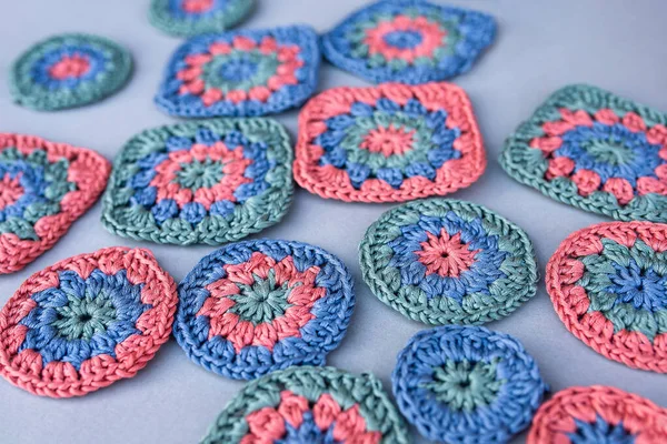 Close Círculos Quadrados Crochê Multicolorido Fundo Cinza Simplicidade Padrões Crochet — Fotografia de Stock