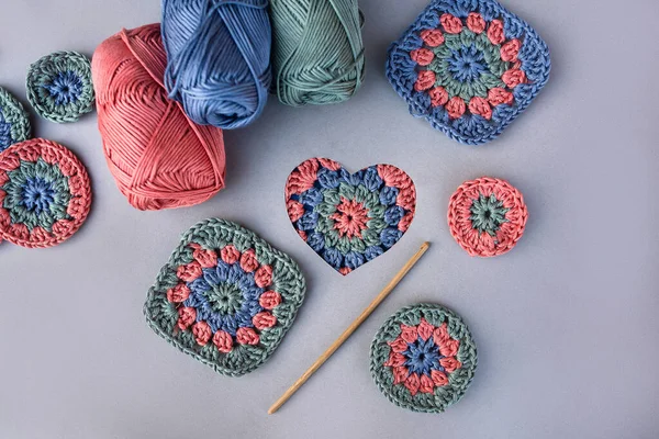 Διάταξη Των Crocheting Πράγματα Συμπεριλαμβανομένων Χειροποίητα Μοτίβα Ένα Άγκιστρο Skeins — Φωτογραφία Αρχείου