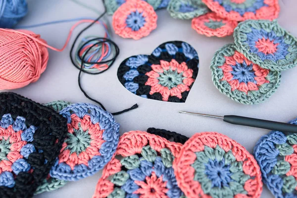 ブラックハンドルと異なるかぎ針編みのサンプル 糸と心臓のシンボルが付いているかぎ針編みのフックの閉鎖 かぎ針編みの糸細工への愛の概念 — ストック写真