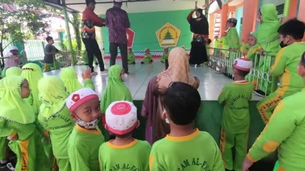 Children Colorful Clothes Standing Front Stage Watching School Competition Video — Stockvideo