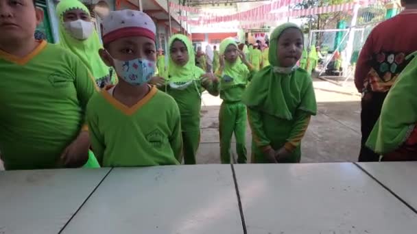 Children Who Wearing Hijabs Peci Standing Front Stage Watching Performance — Stockvideo