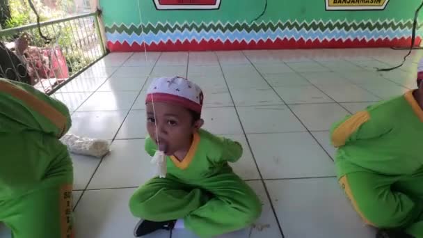 Children Competition Eating Crackers Event Indonesia Independence Day Video Footage — Video Stock