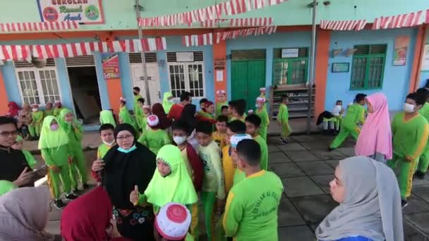 学校の子供たちは現場で先生の話を聞いています 4Kビデオ映像 南カリマンタン州 インドネシア 2022年8月18日 — ストック動画