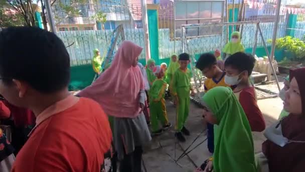 子供の独立記念日コンテストのための学校分野での準備 4Kビデオ映像 南カリマンタン州 インドネシア 2022年8月18日 — ストック動画