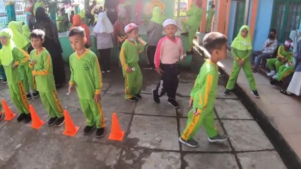 Дети Стоят Держат Ложки Готовятся Соревнованиям Празднованию Дня Независимости Видеозапись — стоковое видео