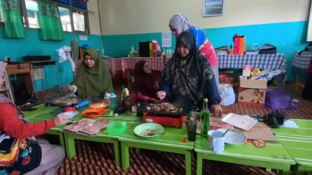 Kelompok Wanita Mengenakan Hijab Mengadakan Acara Bbq Rekaman Video Kalimantan — Stok Video