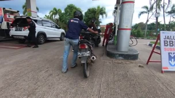 Kétkerekű Járművek Állnak Sorban Üzemanyagért Egy Benzinkútnál Videofelvétel Dél Kalimantan — Stock videók