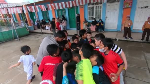 Grupo Niños Celebrando Victoria Con Entrenador Después Jugar Fútbol Imágenes — Vídeo de stock