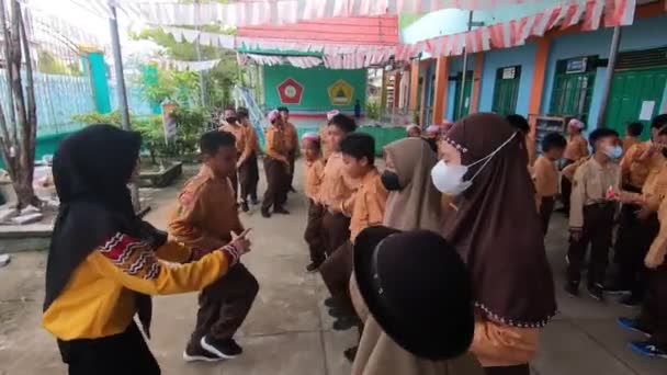 Дети Тренируются Маршировать Месте Линейная Активность Видеозапись Южный Калимантан Индонезия — стоковое видео