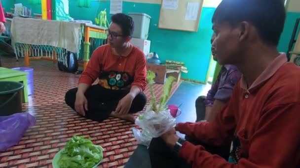 友達と一緒に肉用レタスを作るアジア人男性 4Kビデオ映像 南カリマンタン州 インドネシア 2022年8月18日 — ストック動画