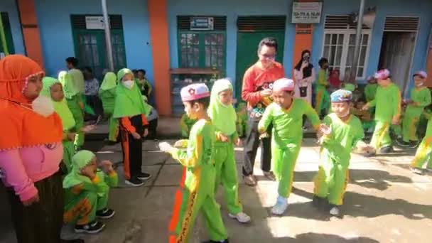 Děti Hrají Kuličky Přinášejí Lžící Videozáznam Jižní Kalimantan Indonésie Srpna — Stock video