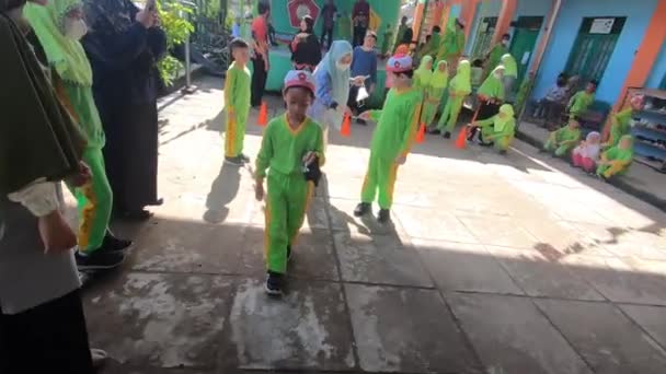 Asijské Děti Soupeří Kuličky Pomocí Lžíce Srpen Den Nezávislosti Videozáznam — Stock video